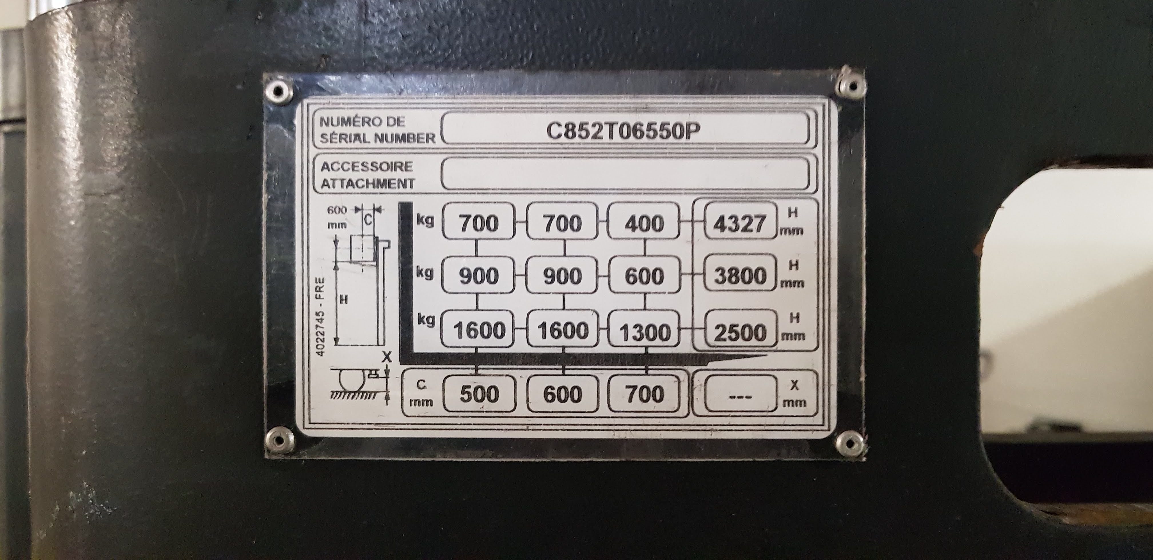 Comment lire une plaque de charge sur un chariot élévateur ?